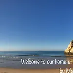 Apartmán Prime Beachfront Living - Sea View, Large Balcony & Private Garage