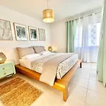 Apartmán Prime Beachfront Living - Sea View, Large Balcony & Private Garage