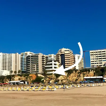 Apartmán Prime Beachfront Location- Sea View, Large Balcony & Private Garage