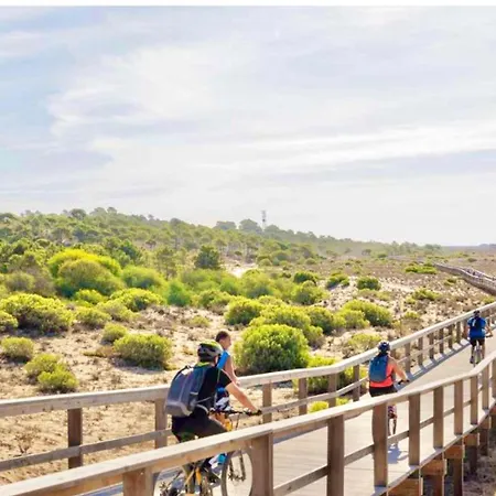 Premium Beachfront 2br - Sea Views, Large Balcony & Private Garage, Wi-fi, Ac