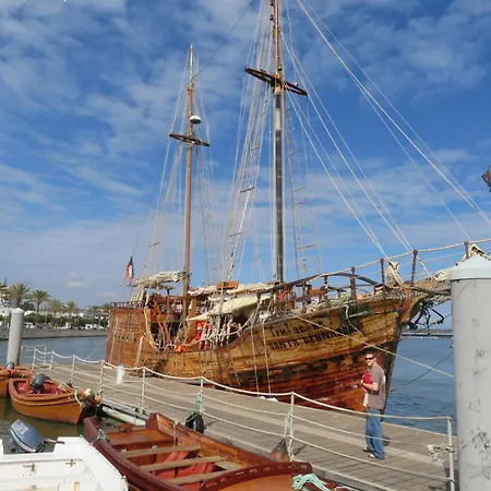 Premium Beachfront 2br - Sea Views, Large Balcony & Private Garage, Wi-fi, Ac Lägenhet