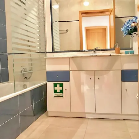 Lägenhet Premium Beachfront 2br - Sea Views, Large Balcony & Private Garage, Wi-fi, Ac