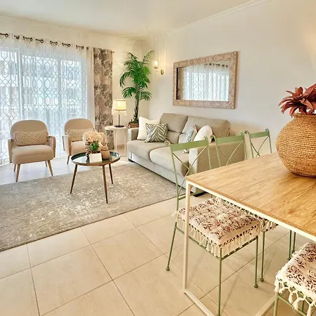 Prime Beachfront Location- Sea View, Large Balcony & Private Garage Apartmán *