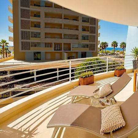 Apartmán Prime Beachfront Location- Sea View, Large Balcony & Private Garage *