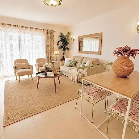 Prime Beachfront Location- Sea View, Large Balcony & Private Garage Apartmán