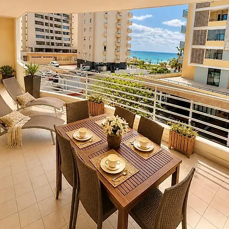 Apartmán Prime Beachfront Location- Sea View, Large Balcony & Private Garage *