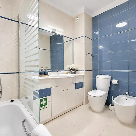Prime Beachfront Location- Sea View, Large Balcony & Private Garage * Portimão