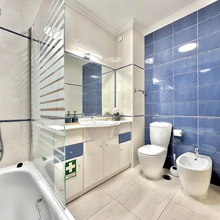Prime Beachfront Location- Sea View, Large Balcony & Private Garage * פורטימאו