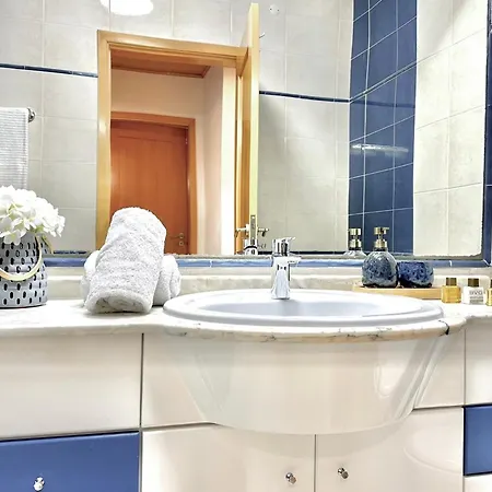 דירה Prime Beachfront Location- Sea View, Large Balcony & Private Garage פורטימאו