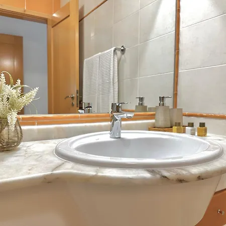 Prime Beachfront Location- Sea View, Large Balcony & Private Garage דירה פורטימאו