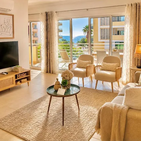Prime Beachfront Location- Sea View, Large Balcony & Private Garage 아파트 포티마오