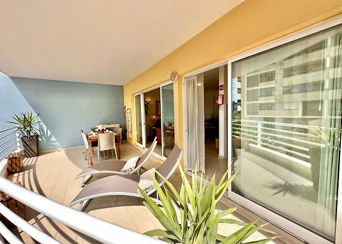 Prime Beachfront Living - Sea View, Large Balcony & Private Garage Apartament
