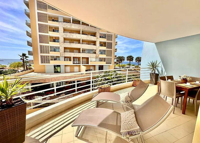 Prime Beachfront Living - Sea View, Large Balcony & Private Garage Apartament *