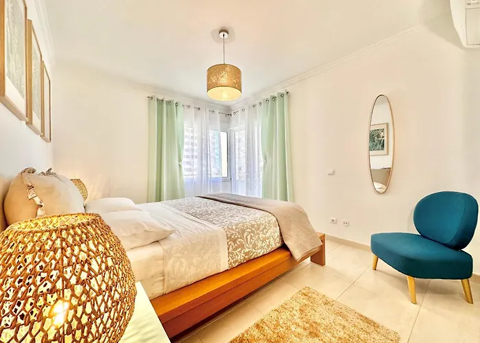 Prime Beachfront Living - Sea View, Large Balcony & Private Garage Apartament Portimão