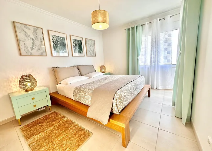Apartament Prime Beachfront Living - Sea View, Large Balcony & Private Garage