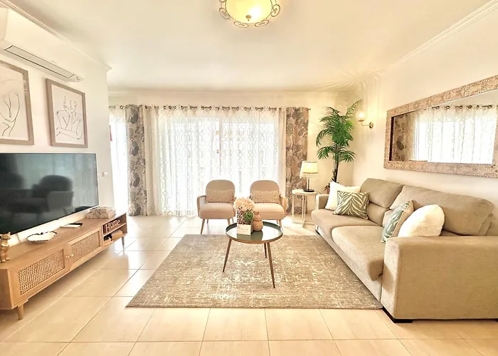 Prime Beachfront Living - Sea View, Large Balcony & Private Garage Apartament *