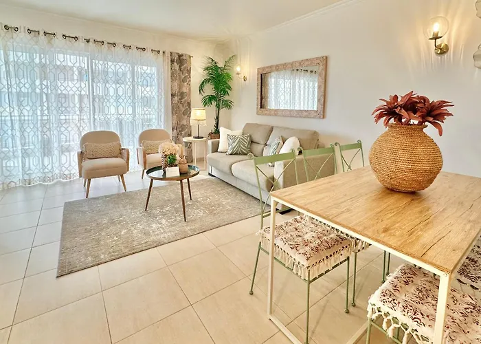 Prime Beachfront Living - Sea View, Large Balcony & Private Garage Apartament *