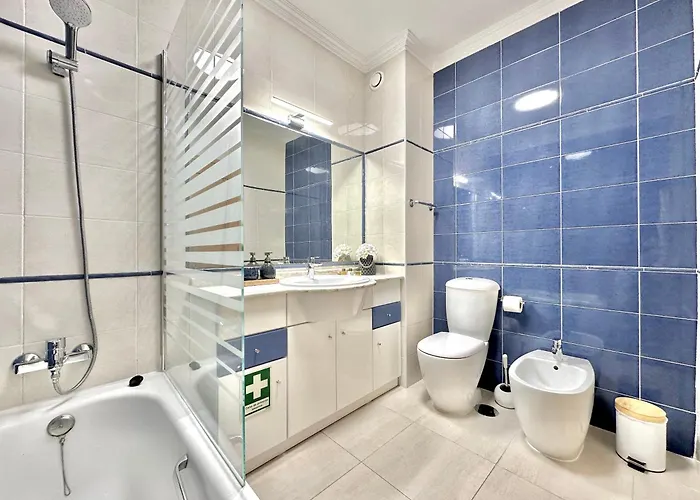 Prime Beachfront Living - Sea View, Large Balcony & Private Garage * Portimão