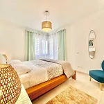 Prime Beachfront Living - Sea View, Large Balcony & Private Garage 아파트 포티마오