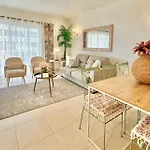 Prime Beachfront Living - Sea View, Large Balcony & Private Garage 아파트 *
