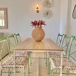 아파트 Prime Beachfront Living - Sea View, Large Balcony & Private Garage 포티마오