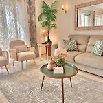 아파트 Prime Beachfront Living - Sea View, Large Balcony & Private Garage
