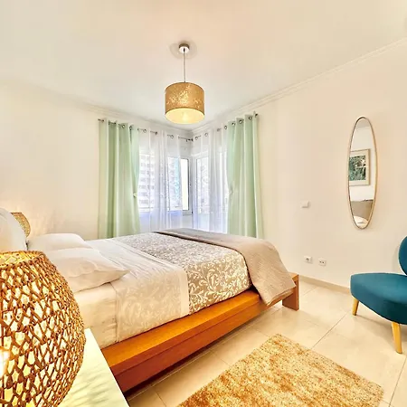 Prime Beachfront Location- Sea View, Large Balcony & Private Garage Lägenhet Portimão