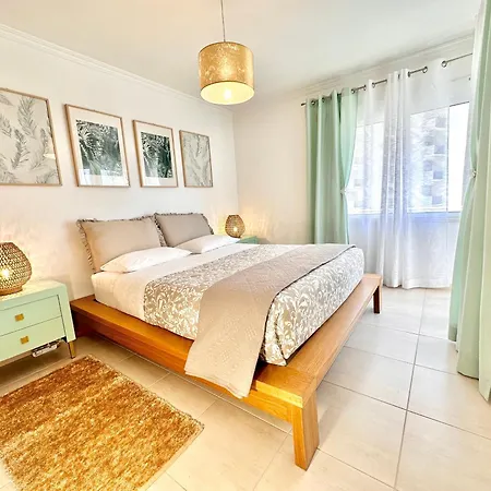 Lägenhet Prime Beachfront Location- Sea View, Large Balcony & Private Garage