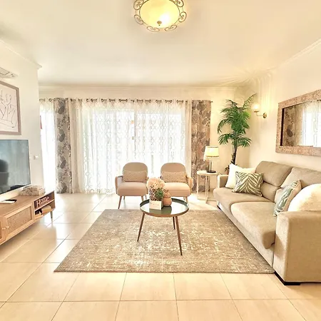 Prime Beachfront Location- Sea View, Large Balcony & Private Garage Lägenhet *
